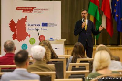 Grzegorz Czaban - prowadzi szkolenie dla beneficjentów programu Interreg w Sali Kolumnowej Urzędu Marszałkowskiego Województwa Lubuskiego w Zielonej Górze