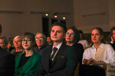 W wyjątkowej atmosferze uhonorowano najlepszych absolwentów Uniwersytetu Zielonogórskiego. Nagrody, emocje i duma 