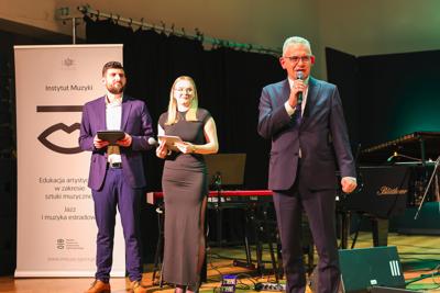 W wyjątkowej atmosferze uhonorowano najlepszych absolwentów Uniwersytetu Zielonogórskiego. Nagrody, emocje i duma 