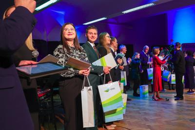 W wyjątkowej atmosferze uhonorowano najlepszych absolwentów Uniwersytetu Zielonogórskiego. Nagrody, emocje i duma 