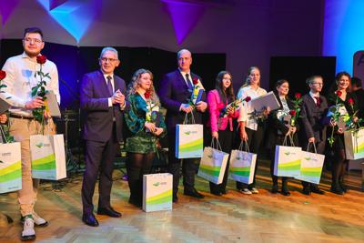 W wyjątkowej atmosferze uhonorowano najlepszych absolwentów Uniwersytetu Zielonogórskiego. Nagrody, emocje i duma 
