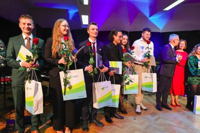 W wyjątkowej atmosferze uhonorowano najlepszych absolwentów Uniwersytetu Zielonogórskiego. Nagrody, emocje i duma 