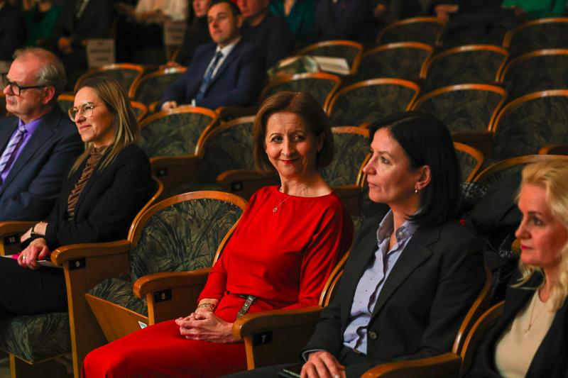 W wyjątkowej atmosferze uhonorowano najlepszych absolwentów Uniwersytetu Zielonogórskiego. Nagrody, emocje i duma