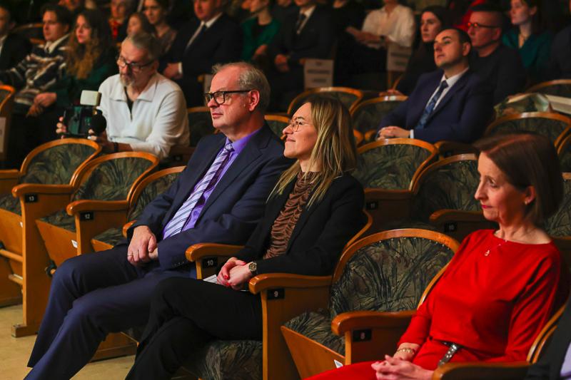 W wyjątkowej atmosferze uhonorowano najlepszych absolwentów Uniwersytetu Zielonogórskiego. Nagrody, emocje i duma