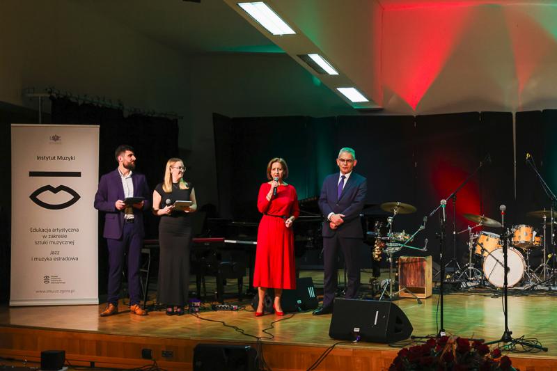 W wyjątkowej atmosferze uhonorowano najlepszych absolwentów Uniwersytetu Zielonogórskiego. Nagrody, emocje i duma