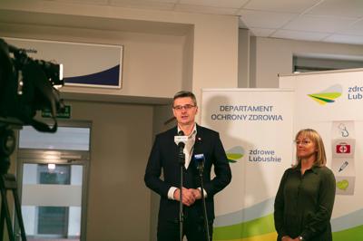 19 listopada 2024 r. czerwony krwiobus znów zaparkował przed Urzędem Marszałkowskim w Zielonej Górze. To już trzecia zbiórka w tym roku, która przypomina, jak ważne jest oddawanie krwi. Dziękujemy honorowym dawcom i wszystkim, którzy przyłączyli się do tej szczytnej akcji! ❤️