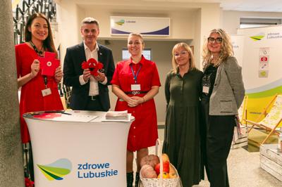 19 listopada 2024 r. czerwony krwiobus znów zaparkował przed Urzędem Marszałkowskim w Zielonej Górze. To już trzecia zbiórka w tym roku, która przypomina, jak ważne jest oddawanie krwi. Dziękujemy honorowym dawcom i wszystkim, którzy przyłączyli się do tej szczytnej akcji! ❤️