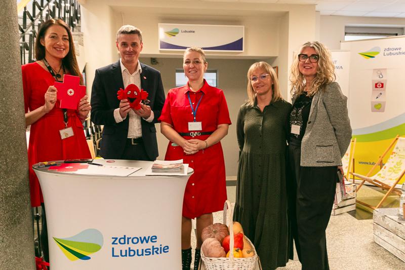 19 listopada 2024 r. czerwony krwiobus znów zaparkował przed Urzędem Marszałkowskim w Zielonej Górze. To już trzecia zbiórka w tym roku, która przypomina, jak ważne jest oddawanie krwi. Dziękujemy honorowym dawcom i wszystkim, którzy przyłączyli się do tej szczytnej akcji! ❤️