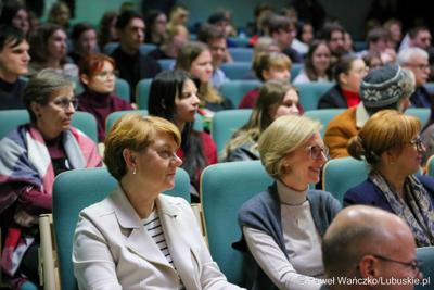 Dzień Równości na Uniwersytecie Zielonogórskim. Na zdjęciu uroczystość rozdania nagród w konkursie pt. „Bez różnicy płci”.  