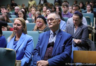 Dzień Równości na Uniwersytecie Zielonogórskim. Na zdjęciu uroczystość rozdania nagród w konkursie pt. „Bez różnicy płci”.  