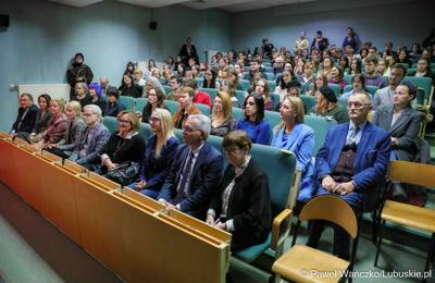 Dzień Równości na Uniwersytecie Zielonogórskim. Na zdjęciu uroczystość rozdania nagród w konkursie pt. „Bez różnicy płci”.  