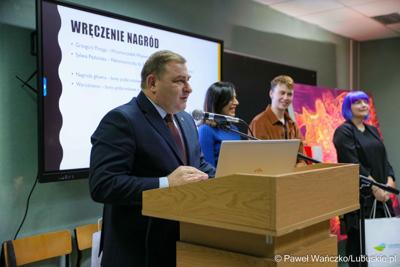 Wicemarszałek Grzegorz Potęga przemawia podczas uroczystości rozdania nagród w konkursie pt. „Bez różnicy płci”