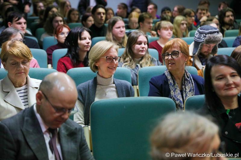 Dzień Równości na Uniwersytecie Zielonogórskim. Na zdjęciu uroczystość rozdania nagród w konkursie pt. „Bez różnicy płci”.
