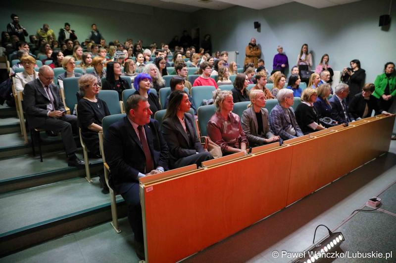 Dzień Równości na Uniwersytecie Zielonogórskim. Na zdjęciu uroczystość rozdania nagród w konkursie pt. „Bez różnicy płci”.