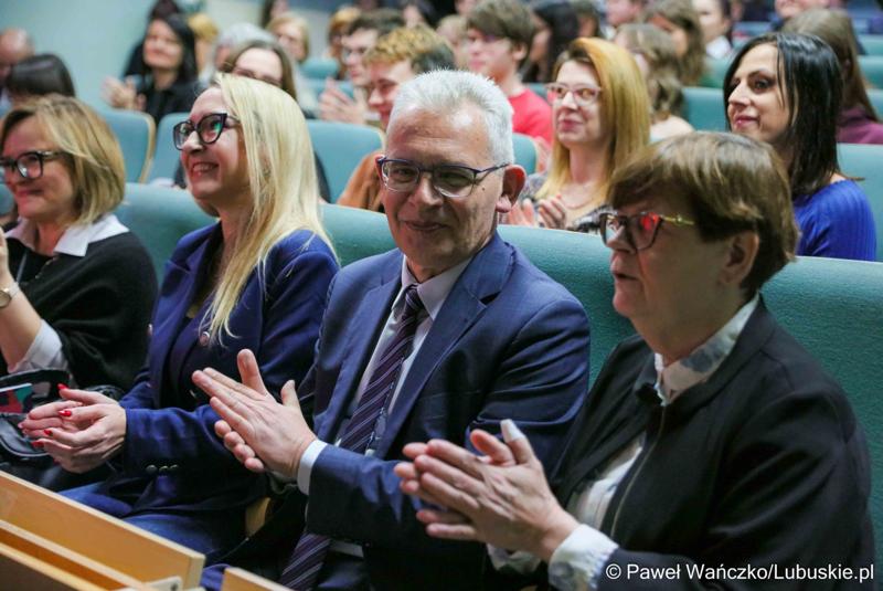 Dzień Równości na Uniwersytecie Zielonogórskim. Na zdjęciu uroczystość rozdania nagród w konkursie pt. „Bez różnicy płci”.