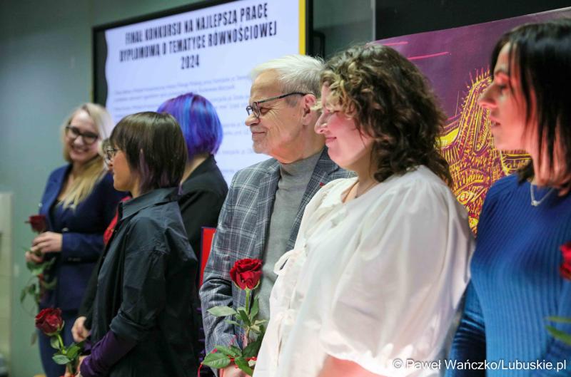 Dzień Równości na Uniwersytecie Zielonogórskim. Na zdjęciu uroczystość rozdania nagród w konkursie pt. „Bez różnicy płci”.