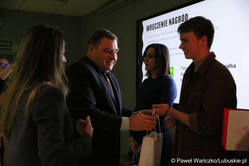 Dzień Równości na Uniwersytecie Zielonogórskim. Na zdjęciu uroczystość rozdania nagród w konkursie pt. „Bez różnicy płci”.