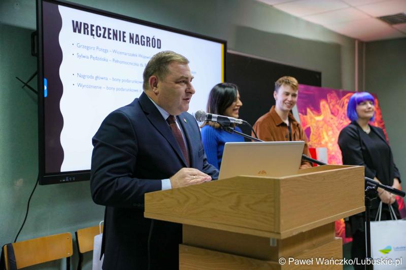 Wicemarszałek Grzegorz Potęga przemawia podczas uroczystości rozdania nagród w konkursie pt. „Bez różnicy płci”