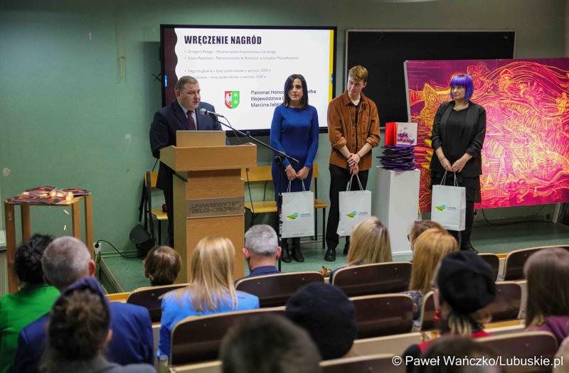 Dzień Równości na Uniwersytecie Zielonogórskim. Na zdjęciu uroczystość rozdania nagród w konkursie pt. „Bez różnicy płci”.