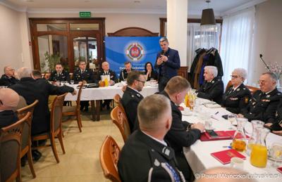 Wicemarszałek Sebastian Ciemnoczołowski przemawia na posiedzeniu Zarządu Oddziału Wojewódzkiego Związku Ochotniczych Straży Pożarnych RP Województwa Lubuskiego