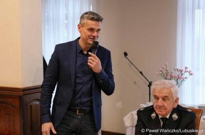 Wicemarszałek Sebastian Ciemnoczołowski przemawia na posiedzeniu Zarządu Oddziału Wojewódzkiego Związku Ochotniczych Straży Pożarnych RP Województwa Lubuskiego