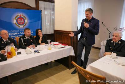 Wicemarszałek Sebastian Ciemnoczołowski przemawia na posiedzeniu Zarządu Oddziału Wojewódzkiego Związku Ochotniczych Straży Pożarnych RP Województwa Lubuskiego