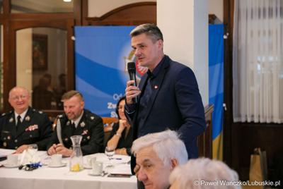 Wicemarszałek Sebastian Ciemnoczołowski przemawia na posiedzeniu Zarządu Oddziału Wojewódzkiego Związku Ochotniczych Straży Pożarnych RP Województwa Lubuskiego