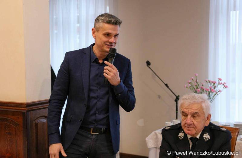 Wicemarszałek Sebastian Ciemnoczołowski przemawia na posiedzeniu Zarządu Oddziału Wojewódzkiego Związku Ochotniczych Straży Pożarnych RP Województwa Lubuskiego