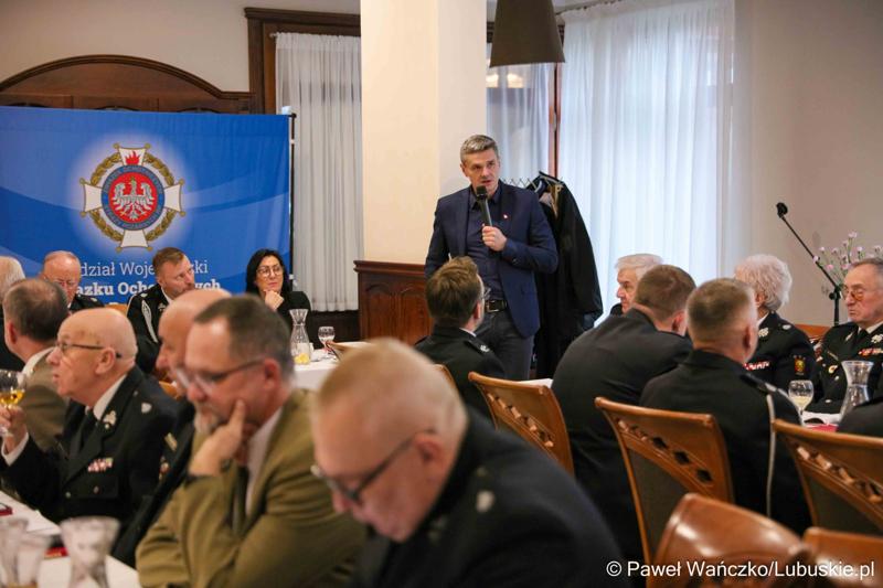 Wicemarszałek Sebastian Ciemnoczołowski przemawia na posiedzeniu Zarządu Oddziału Wojewódzkiego Związku Ochotniczych Straży Pożarnych RP Województwa Lubuskiego