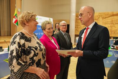 Barbara Kucharska, Danuta Majewska i Franciszek Wołowicz podczas listopadowej sesji Sejmiku Województwa Lubuskiego zostali wyróżnieni "Odznakami Honorowymi za Zasługi dla Województwa Lubuskiego"