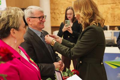 Barbara Kucharska, Danuta Majewska i Franciszek Wołowicz podczas listopadowej sesji Sejmiku Województwa Lubuskiego zostali wyróżnieni "Odznakami Honorowymi za Zasługi dla Województwa Lubuskiego"