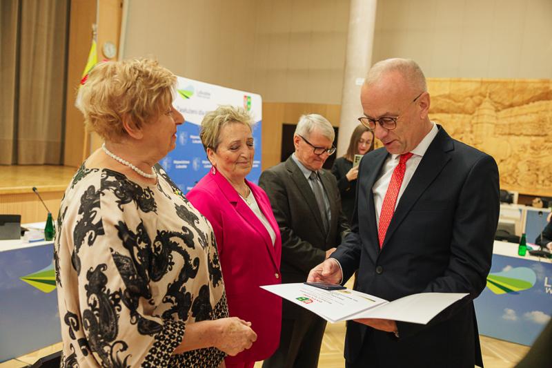 Barbara Kucharska, Danuta Majewska i Franciszek Wołowicz podczas listopadowej sesji Sejmiku Województwa Lubuskiego zostali wyróżnieni "Odznakami Honorowymi za Zasługi dla Województwa Lubuskiego"