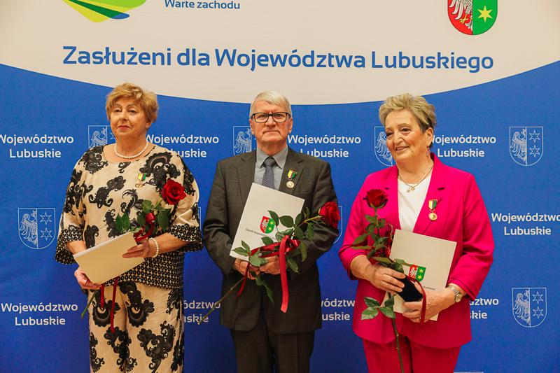 Barbara Kucharska, Danuta Majewska i Franciszek Wołowicz podczas listopadowej sesji Sejmiku Województwa Lubuskiego zostali wyróżnieni "Odznakami Honorowymi za Zasługi dla Województwa Lubuskiego"