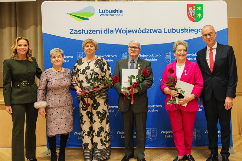 Barbara Kucharska, Danuta Majewska i Franciszek Wołowicz podczas listopadowej sesji Sejmiku Województwa Lubuskiego zostali wyróżnieni "Odznakami Honorowymi za Zasługi dla Województwa Lubuskiego"