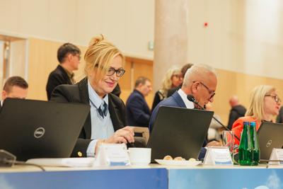W poniedziałek, 25 listopada 2024 r.  w Sali Kolumnowej w urzędzie marszałkowskim w Zielonej Górze odbyła się V Sesja Sejmiku Województwa Lubuskiego. 