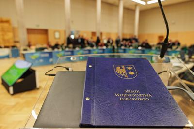 W poniedziałek, 25 listopada 2024 r.  w Sali Kolumnowej w urzędzie marszałkowskim w Zielonej Górze odbyła się V Sesja Sejmiku Województwa Lubuskiego. 