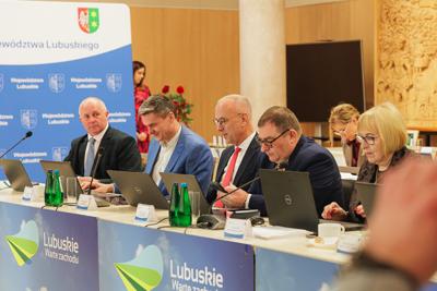 W poniedziałek, 25 listopada 2024 r.  w Sali Kolumnowej w urzędzie marszałkowskim w Zielonej Górze odbyła się V Sesja Sejmiku Województwa Lubuskiego. 