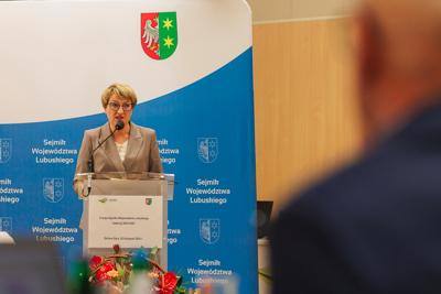 W poniedziałek, 25 listopada 2024 r.  w Sali Kolumnowej w urzędzie marszałkowskim w Zielonej Górze odbyła się V Sesja Sejmiku Województwa Lubuskiego. 