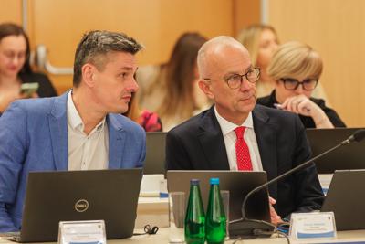 W poniedziałek, 25 listopada 2024 r.  w Sali Kolumnowej w urzędzie marszałkowskim w Zielonej Górze odbyła się V Sesja Sejmiku Województwa Lubuskiego. 