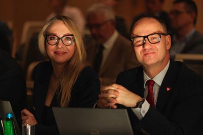 W poniedziałek, 25 listopada 2024 r.  w Sali Kolumnowej w urzędzie marszałkowskim w Zielonej Górze odbyła się V Sesja Sejmiku Województwa Lubuskiego. 