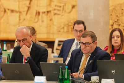 W poniedziałek, 25 listopada 2024 r.  w Sali Kolumnowej w urzędzie marszałkowskim w Zielonej Górze odbyła się V Sesja Sejmiku Województwa Lubuskiego. 