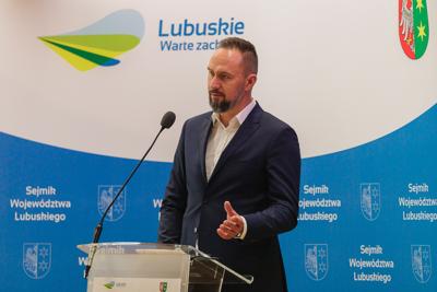 W poniedziałek, 25 listopada 2024 r.  w Sali Kolumnowej w urzędzie marszałkowskim w Zielonej Górze odbyła się V Sesja Sejmiku Województwa Lubuskiego. 