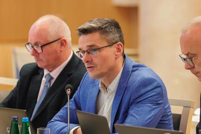W poniedziałek, 25 listopada 2024 r.  w Sali Kolumnowej w urzędzie marszałkowskim w Zielonej Górze odbyła się V Sesja Sejmiku Województwa Lubuskiego. 