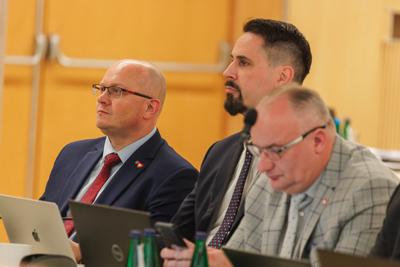 W poniedziałek, 25 listopada 2024 r.  w Sali Kolumnowej w urzędzie marszałkowskim w Zielonej Górze odbyła się V Sesja Sejmiku Województwa Lubuskiego. 