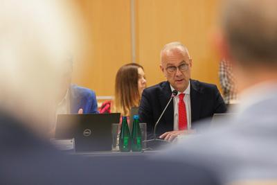 W poniedziałek, 25 listopada 2024 r.  w Sali Kolumnowej w urzędzie marszałkowskim w Zielonej Górze odbyła się V Sesja Sejmiku Województwa Lubuskiego. 