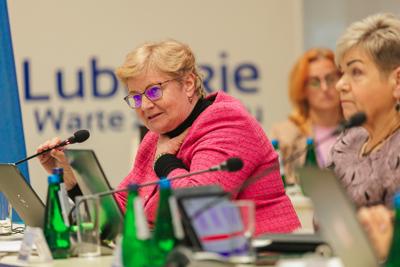 W poniedziałek, 25 listopada 2024 r.  w Sali Kolumnowej w urzędzie marszałkowskim w Zielonej Górze odbyła się V Sesja Sejmiku Województwa Lubuskiego. 