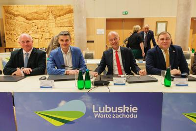 W poniedziałek, 25 listopada 2024 r.  w Sali Kolumnowej w urzędzie marszałkowskim w Zielonej Górze odbyła się V Sesja Sejmiku Województwa Lubuskiego. 