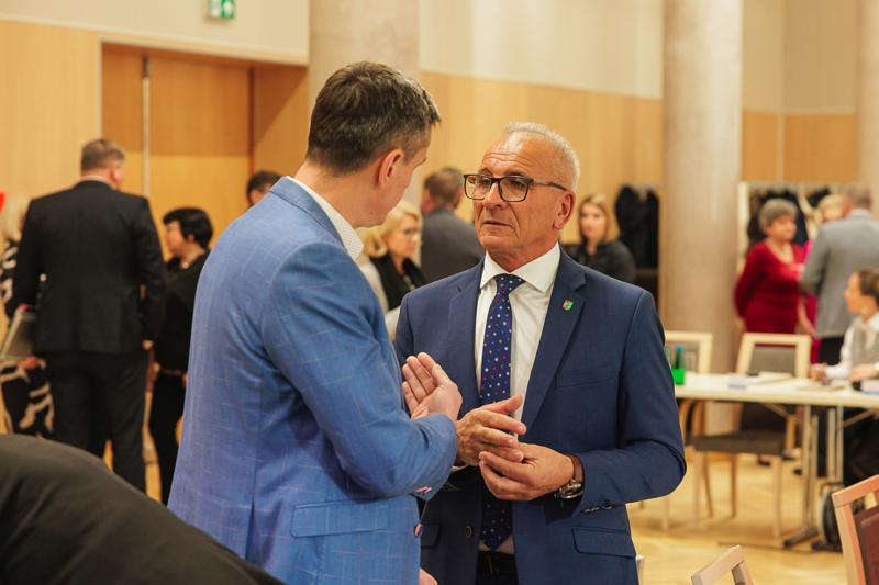 W poniedziałek, 25 listopada 2024 r.  w Sali Kolumnowej w urzędzie marszałkowskim w Zielonej Górze odbyła się V Sesja Sejmiku Województwa Lubuskiego.