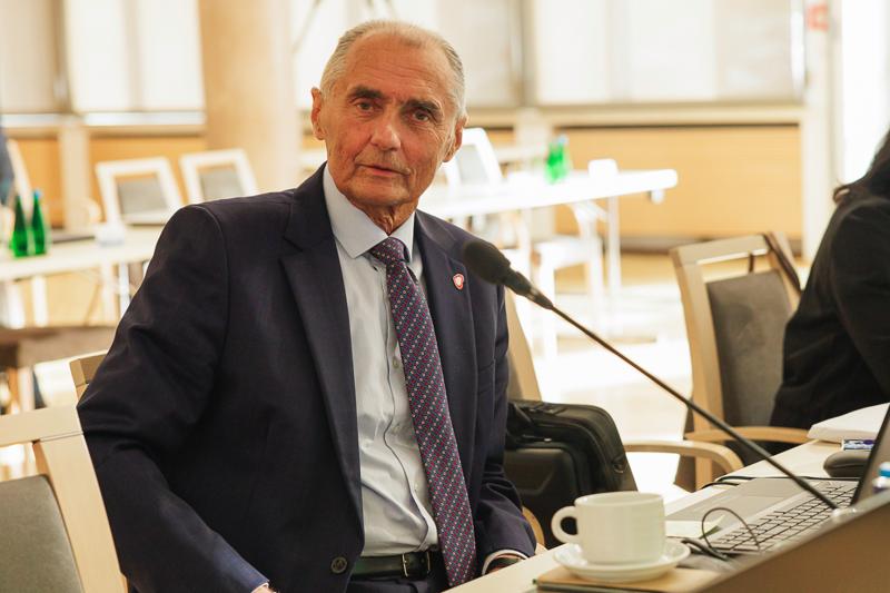 W poniedziałek, 25 listopada 2024 r.  w Sali Kolumnowej w urzędzie marszałkowskim w Zielonej Górze odbyła się V Sesja Sejmiku Województwa Lubuskiego.