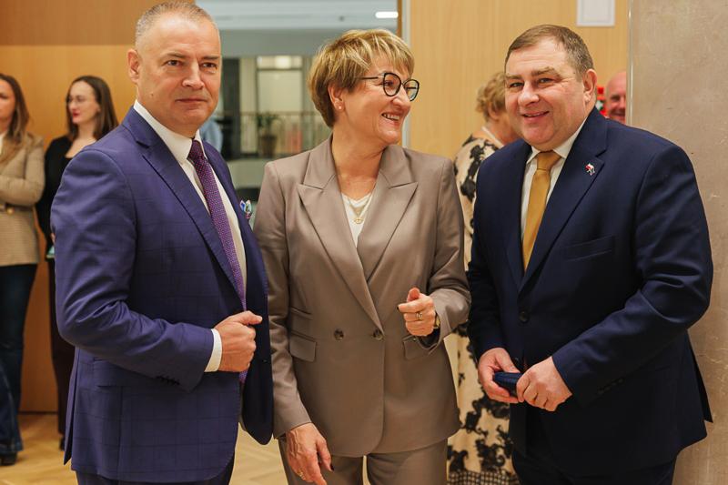 W poniedziałek, 25 listopada 2024 r.  w Sali Kolumnowej w urzędzie marszałkowskim w Zielonej Górze odbyła się V Sesja Sejmiku Województwa Lubuskiego.
